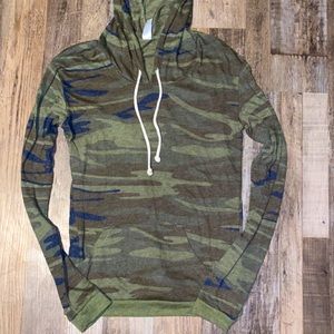 Women’s Camo light weight pullover